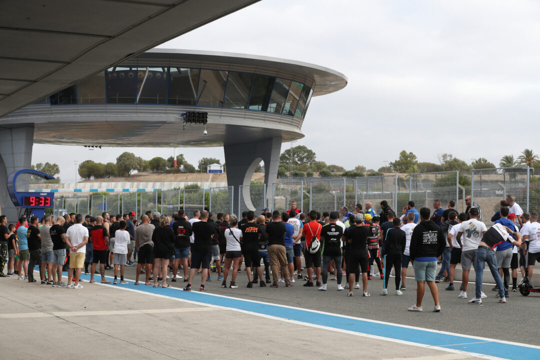 Briefing de pilotos antes de una jornada de circuito