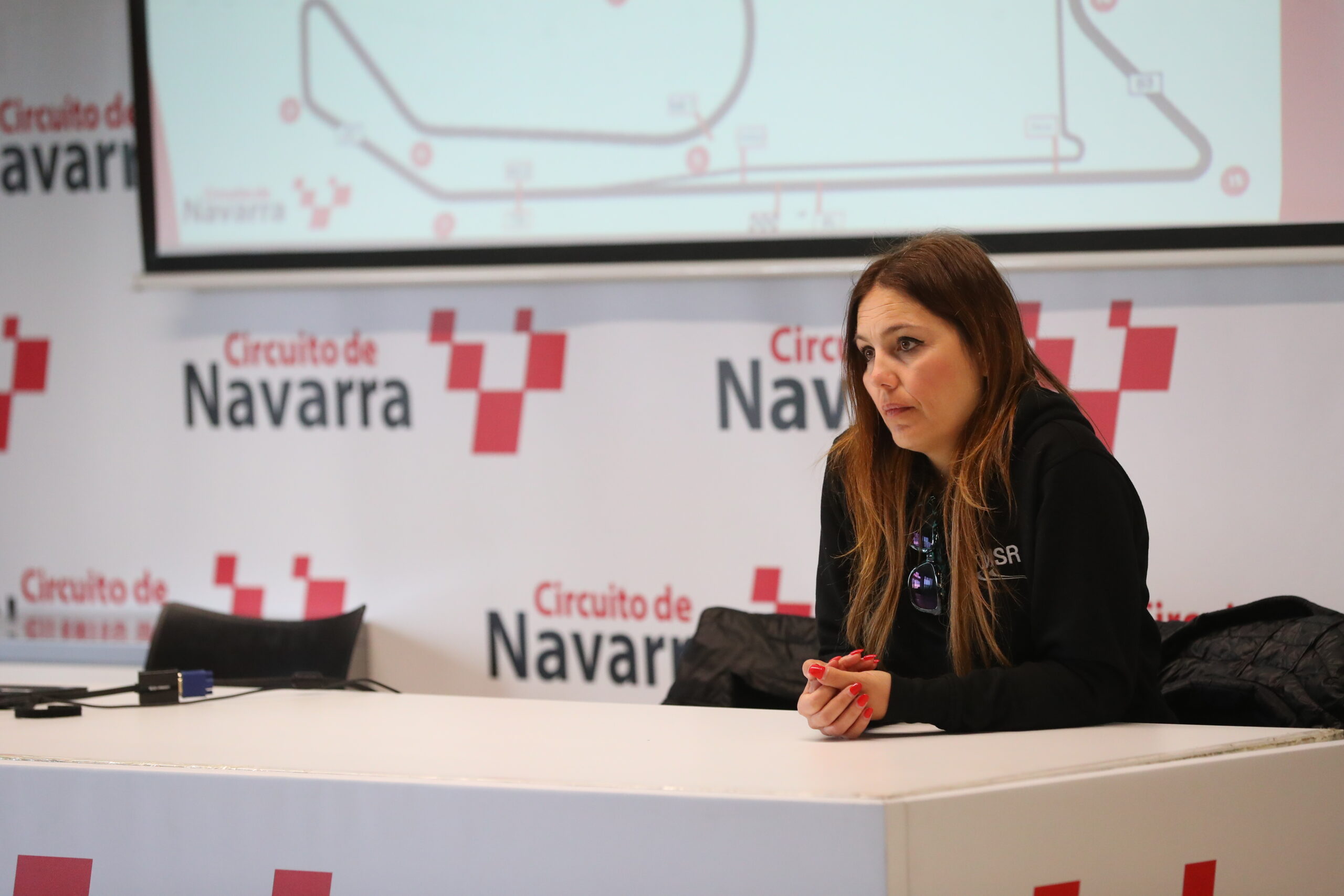 Integrante del equipo TMSR en la sala de briefing de Navarra